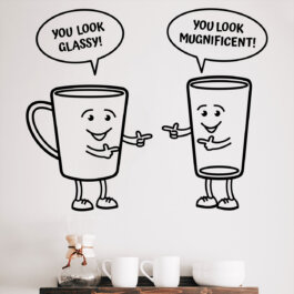En sjov wallsticker hvor et krus siger "You look glassy!" til glasset, som svarer "You look mugnificent".